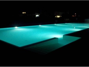 piscina illuminata da 8 fari a led da 56 watt